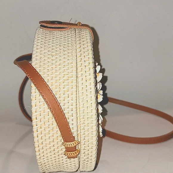 HANDWOVEN RATTAN/RAFFIA & COWRIE SHELL CIRCLE CROSSBODY/SHOULDER BAG - Picture 5 of 10